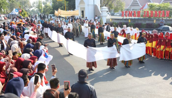 Jaga Tradisi Leluhur, Bupati bersama Ribuan Masyarakat Ikuti Cemme Passili’