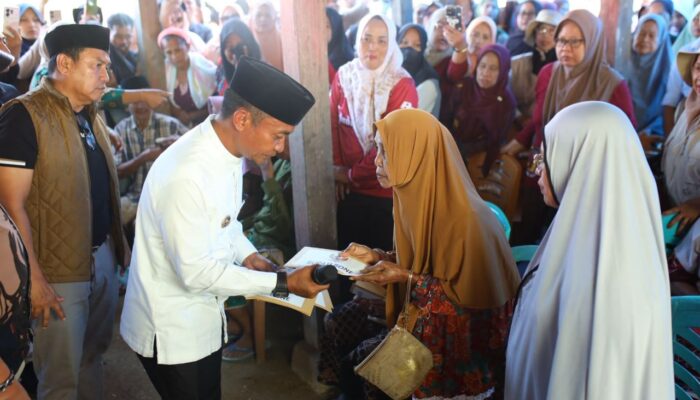 Bupati Bone Kunjungi Korban Kebakaran Sanrangeng, Serahkan Bantuan Uang Rp165 Juta untuk 13 Korban