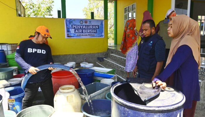 Gubernur Sulsel Andi Sudirman Distribusikan 403.000 Liter Air Bersih untuk 4.936 KK di Makassar