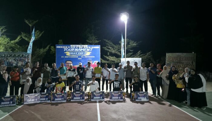 Ketua PBVSI Bone Tutup Turnamen Voli Cup III SMAN 6 Kahu, SMAN 5 Lappariaja Kawinkan Juara 1 Juara Putra Putri