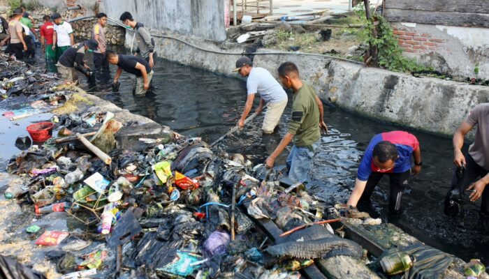 Geram Lihat Tumpukan Sampah, Bupati Bone Turun Langsung Bersihkan Drainase Lonrae