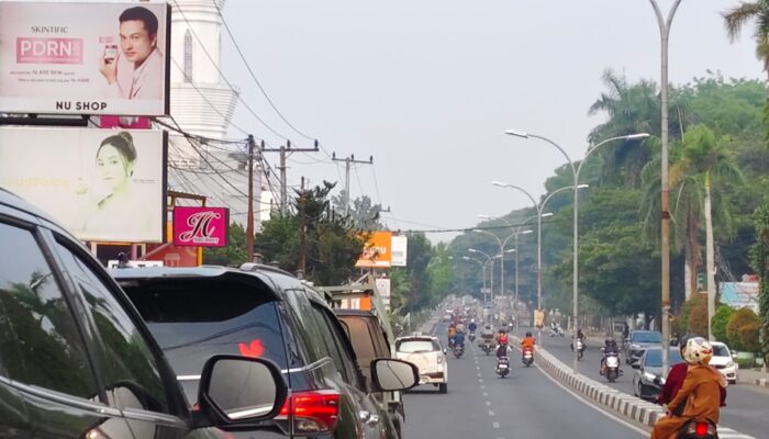 Bone Dikepung Kabut Asap Pagi Ini, Makassar hingga Bosowasi Masuk Kategori Udara ‘Tidak Sehat’