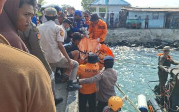 Nelayan Bone Ditemukan Mengapung, Tim SAR Gabungan Lakukan Evakuasi ke Pelabuhan Rakyat Bajoe