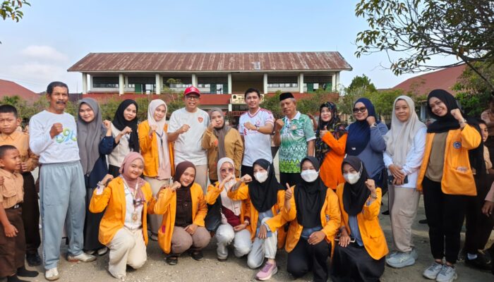 Wabup Bone Ajak Warga Jaga Lingkungan Bersih, Bibit Tanaman Ikut Dibagikan