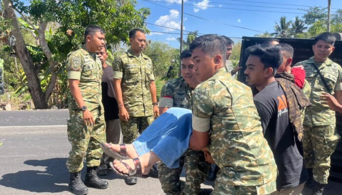 Sigap, Personel Yonarmed 21/Kawali Bantu Evakuasi Korban Kecelakaan di Bengo