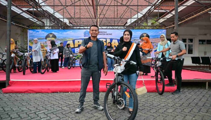 Bupati Bone Bagikan 19 Sepeda, Apresiasi Peserta PKK Siaga Bencana hingga Panitia Festival Literasi