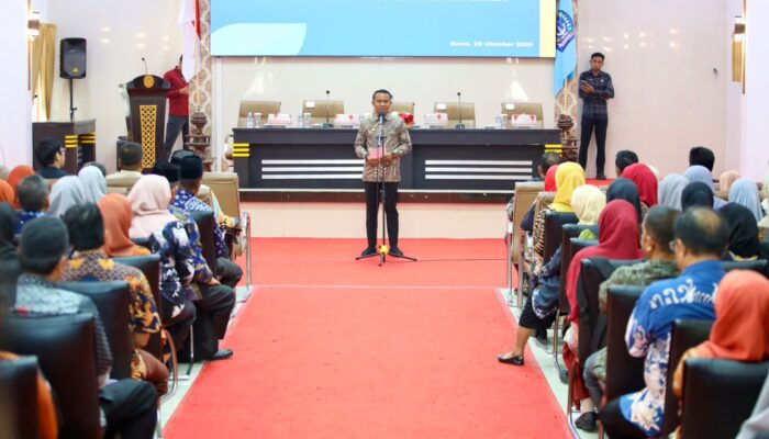 Bupati Bone Serahkan SK Pensiun kepada 174 PNS, Bekali Calon Purnabakti Program Taspen