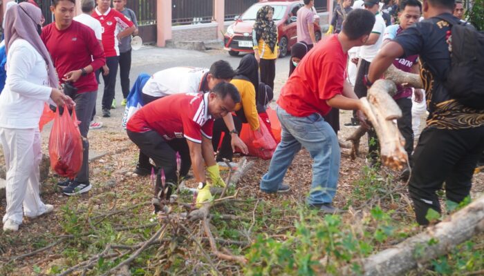 Jumat Pagi, Bupati Bone Turun Langsung Bersihkan Lingkungan hingga Panen Sayuran