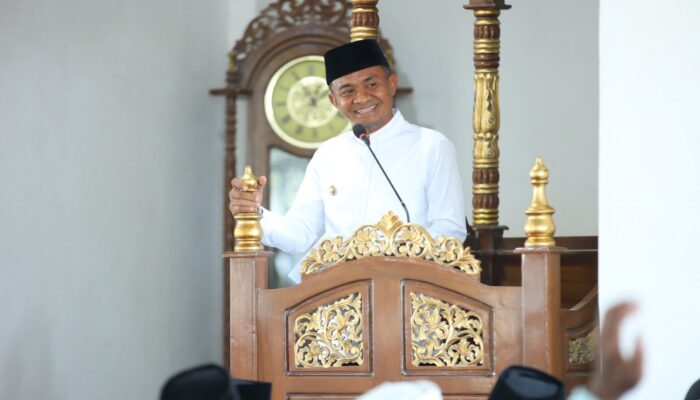 Bupati Bone Pilih Salat Jumat di Desa Kading, Sekaligus Pantau Infrastruktur Jalan