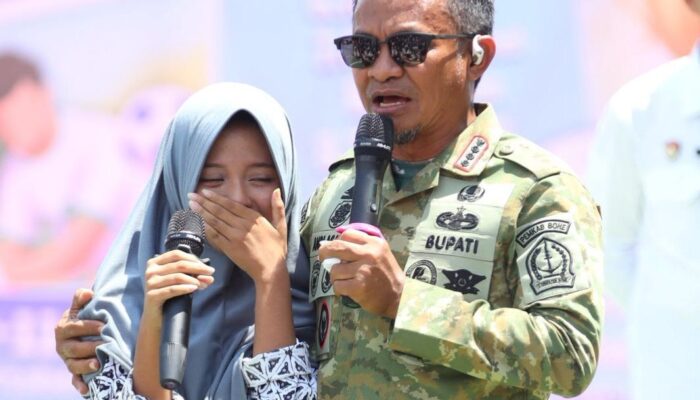 Minta Alat Sekolah, Bupati Bone Beri Motor Listrik untuk Dua Anak Yatim Piatu di SMAN 3 Bone