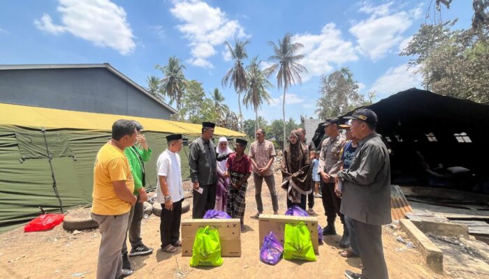 Didampingi Kanit Intel Polsek Bengo, BAZNAS Bone Salurkan Bantuan Korban Kebakaran di Samaenre