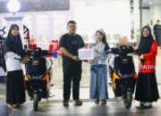 Berkah! Dua Anak Yatim Piatu Bawa Pulang Motor Listrik Hadiah Bupati Bone