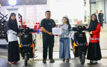 Berkah! Dua Anak Yatim Piatu Bawa Pulang Motor Listrik Hadiah Bupati Bone