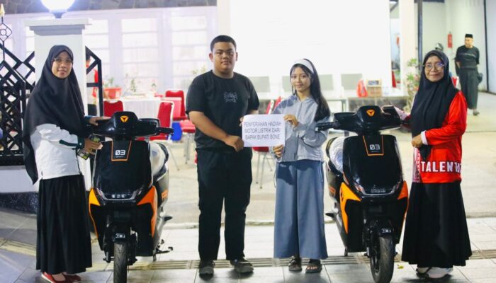 Berkah! Dua Anak Yatim Piatu Bawa Pulang Motor Listrik Hadiah Bupati Bone