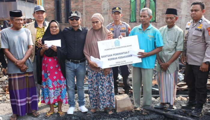 Duka Bupati Bone untuk Korban Kebakaran Uloe, Turun Langsung Sampaikan Belasungkawa, Salurkan Bantuan Rp40 Juta