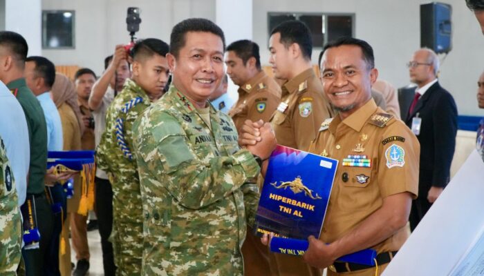 Bupati Bone Terima Brevet Kehormatan Kesehatan Penyelaman dan Hiperbarik dari TNI AL