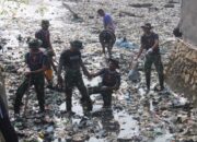 Wujudkan Kepedulian terhadap Lingkungan,  Yonarmed 21/Kawali Turun ke Drainase Lonrae Bone