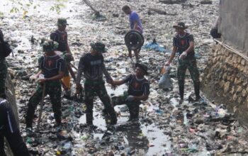 Wujudkan Kepedulian terhadap Lingkungan,  Yonarmed 21/Kawali Turun ke Drainase Lonrae Bone