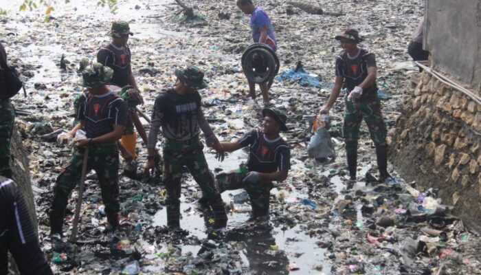 Wujudkan Kepedulian terhadap Lingkungan,  Yonarmed 21/Kawali Turun ke Drainase Lonrae Bone