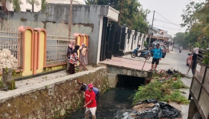 Aksi Bersih-bersih di Bone Masif, Lurah Masumpu Turun Langsung Bersihkan Drainase