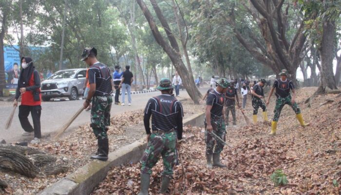 Prajurit Yonarmed 21/Kawali Bergotong Royong Bersihkan Kawasan GOR Stadion Lapatau Bone