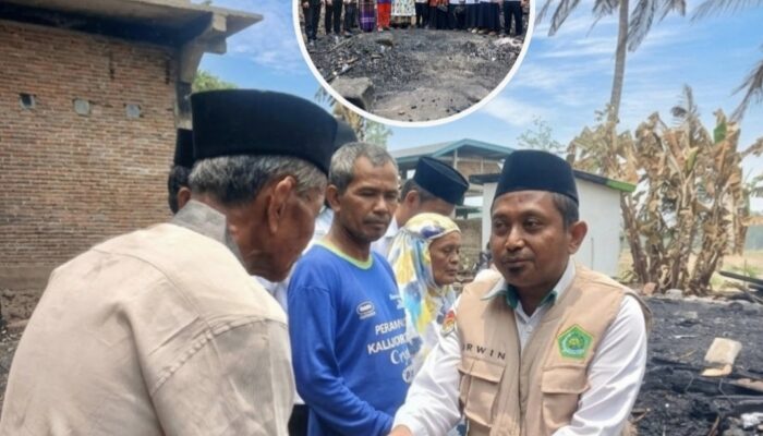 FOTO: Peduli Korban Kebakaran, KUA Dua Boccoe Salurkan Bantuan Uang Tunai