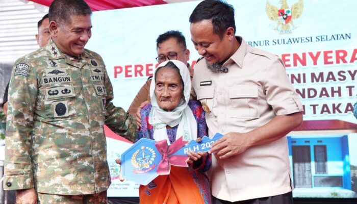Kolaborasi TNI, Gubernur Sulsel Serahkan Bantuan 40 Rumah Layak Huni untuk Warga Takalar