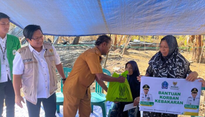 BAZNAS Bone Salurkan Bantuan untuk Nenek 90 Tahun Korban Kebakaran di Walenreng