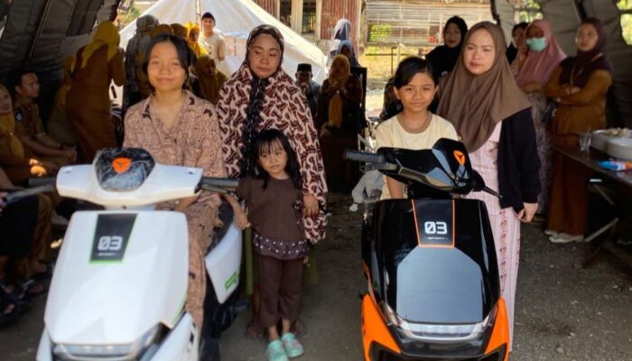 BupAAS Hadirkan Senyum untuk Nabila dan Zila, Anak Korban Kebakaran di Palakka Terima Sepeda Listrik