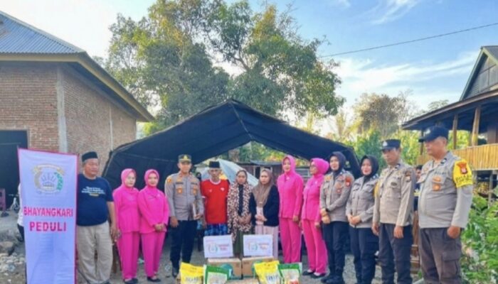 Polsek Palakka Bersama Bhayangkari Hadir Ringankan Beban Korban Kebakaran di Passippo