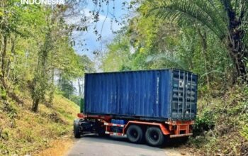 Truk Kontainer Melintang di Bypass Sumpallabbu: Mobil Tak Bisa Melintas, Motor Masih Bisa Tapi Sulit?