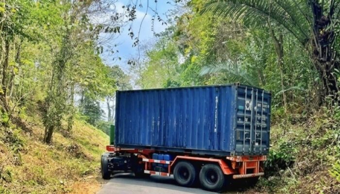 Truk Kontainer Melintang di Bypass Sumpallabbu: Mobil Tak Bisa Melintas, Motor Masih Bisa Tapi Sulit?
